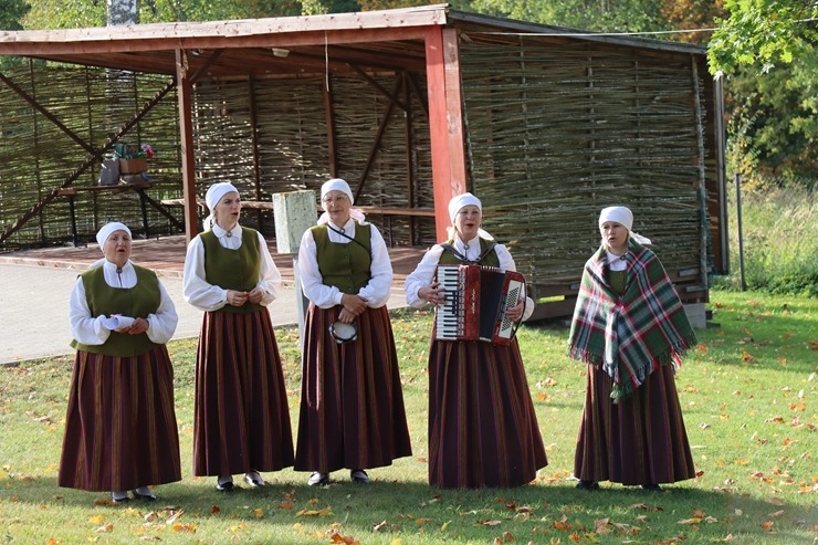 Krāslavas novada iedzīvotāji un viesi dodas rudens pārgājienā apkārt Ežezeram. Foto: Viktors Kalniss, Tatjana Kozačuka, Sanita Karpoviča Krāslavas novada iedzīvotāji un viesi dodas rudens pārgājienā apkārt Ežezeram. Foto: Viktors Kalniss, Tatjana Kozačuka, Sanita Karpoviča 344234