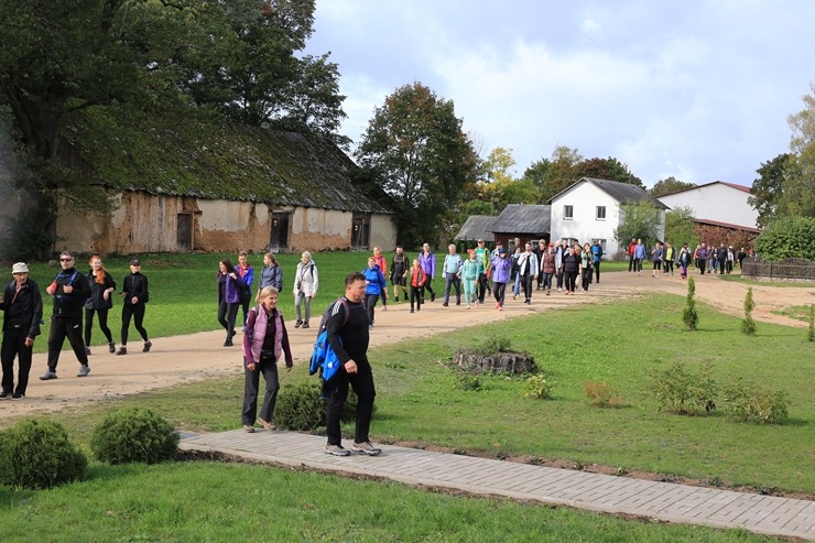 Krāslavas novada iedzīvotāji un viesi dodas rudens pārgājienā apkārt Ežezeram. Foto: Viktors Kalniss, Tatjana Kozačuka, Sanita Karpoviča Krāslavas novada iedzīvotāji un viesi dodas rudens pārgājienā apkārt Ežezeram. Foto: Viktors Kalniss, Tatjana Kozačuka, Sanita Karpoviča 344205