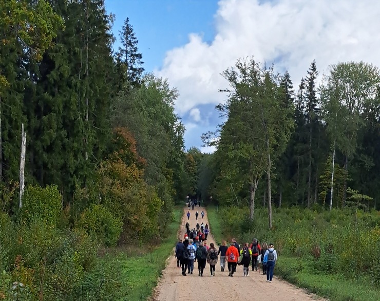 Krāslavas novada iedzīvotāji un viesi dodas rudens pārgājienā apkārt Ežezeram. Foto: Viktors Kalniss, Tatjana Kozačuka, Sanita Karpoviča Krāslavas novada iedzīvotāji un viesi dodas rudens pārgājienā apkārt Ežezeram. Foto: Viktors Kalniss, Tatjana Kozačuka, Sanita Karpoviča 344208