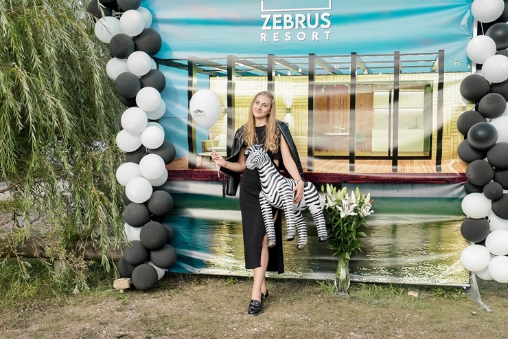 Pie gleznaina ezera Zemgalē atklāj romantiskas naktsmītnes – «Zebrus resort». Foto: Zebrus resort 344283