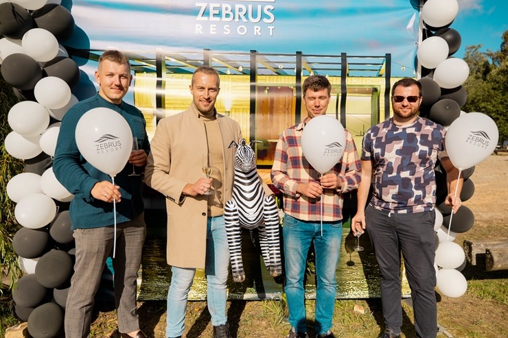 Pie gleznaina ezera Zemgalē atklāj romantiskas naktsmītnes – «Zebrus resort». Foto: Zebrus resort 344286