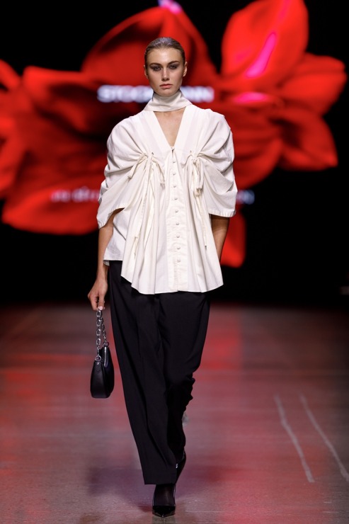 Rīgas modes nedēļa piedāvā iepazīties ar kolekciju STOCKMANN x LATVIAN DESIGNERS no Latvijas. Foto: Mark Litvyakov 345714