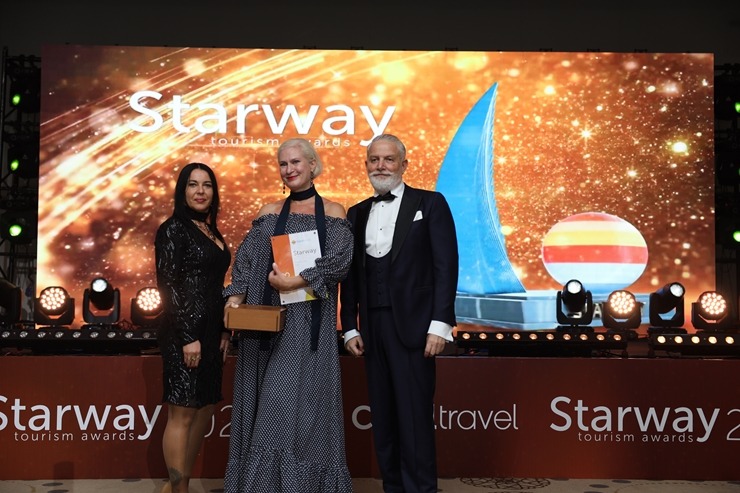 «Coral Travel Baltics» Turcijā svinīgi pateicas Latvijas tūrisma aģentūrām par sadarbību. Foto: CoralTravel.lv «Coral Travel Baltics» Turcijā svinīgi pateicas Latvijas tūrisma aģentūrām par sadarbību. Foto: CoralTravel.lv 346577