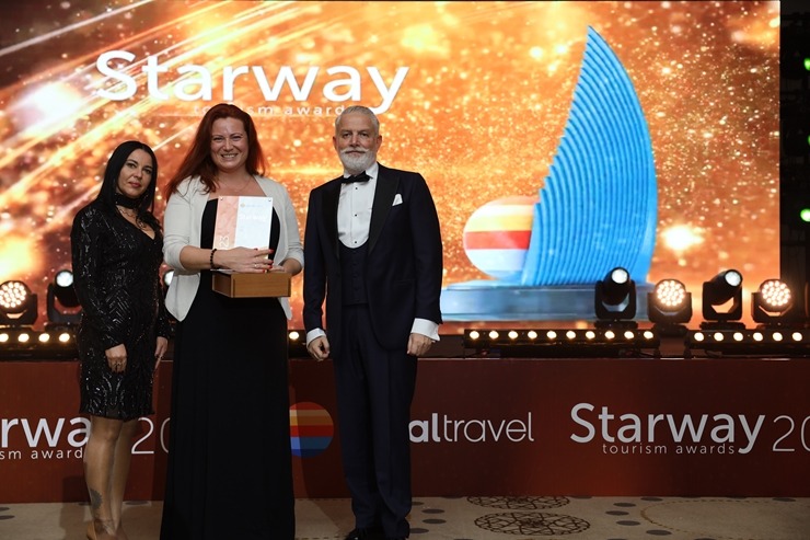 «Coral Travel Baltics» Turcijā svinīgi pateicas Latvijas tūrisma aģentūrām par sadarbību. Foto: CoralTravel.lv «Coral Travel Baltics» Turcijā svinīgi pateicas Latvijas tūrisma aģentūrām par sadarbību. Foto: CoralTravel.lv 346578