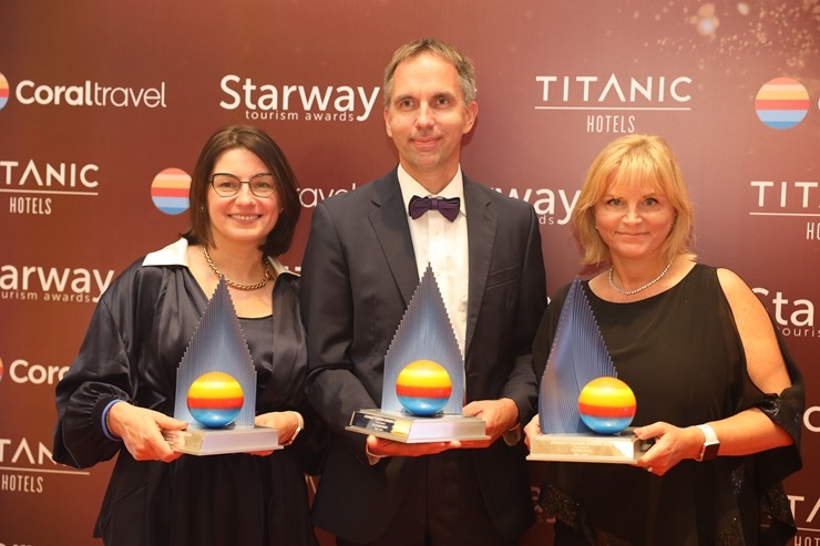 «Coral Travel Baltics» Turcijā svinīgi pateicas Latvijas tūrisma aģentūrām par sadarbību. Foto: CoralTravel.lv «Coral Travel Baltics» Turcijā svinīgi pateicas Latvijas tūrisma aģentūrām par sadarbību. Foto: CoralTravel.lv 346587