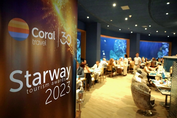 «Coral Travel Baltics» Turcijā svinīgi pateicas Latvijas tūrisma aģentūrām par sadarbību. Foto: CoralTravel.lv «Coral Travel Baltics» Turcijā svinīgi pateicas Latvijas tūrisma aģentūrām par sadarbību. Foto: CoralTravel.lv 346557