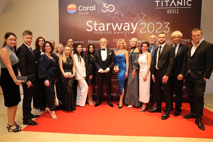 «Coral Travel Baltics» Turcijā svinīgi pateicas Latvijas tūrisma aģentūrām par sadarbību. Foto: CoralTravel.lv «Coral Travel Baltics» Turcijā svinīgi pateicas Latvijas tūrisma aģentūrām par sadarbību. Foto: CoralTravel.lv 346602