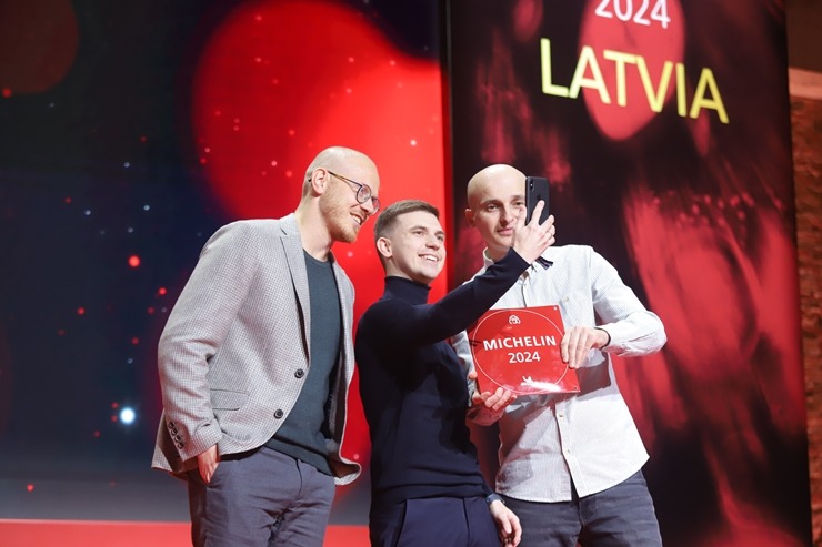Slavenais gardēžu ceļvedis «Michelin Guide» svinīgā ceremonijā nosaka labākos Latvijas restorānus. Foto: Rojs Maizītis Slavenais gardēžu ceļvedis «Michelin Guide» svinīgā ceremonijā nosaka labākos Latvijas restorānus. Foto: Rojs Maizītis 346777