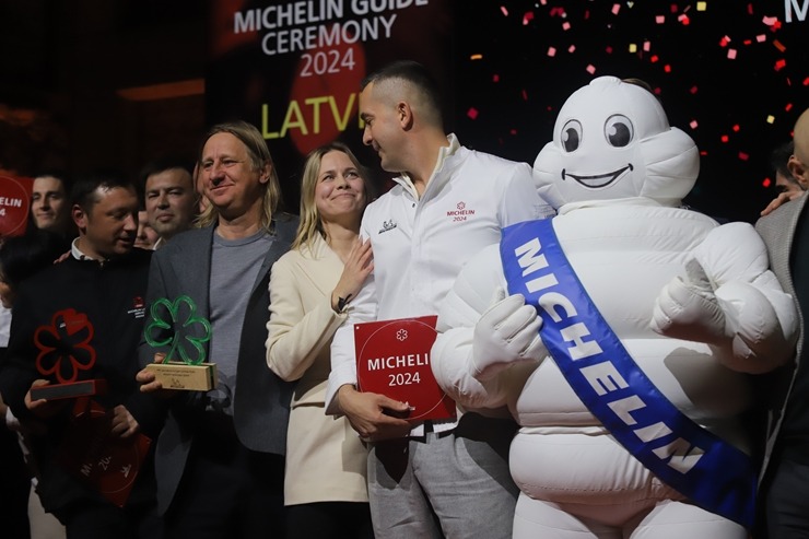 Slavenais gardēžu ceļvedis «Michelin Guide» svinīgā ceremonijā nosaka labākos Latvijas restorānus. Foto: Rojs Maizītis Slavenais gardēžu ceļvedis «Michelin Guide» svinīgā ceremonijā nosaka labākos Latvijas restorānus. Foto: Rojs Maizītis 346812