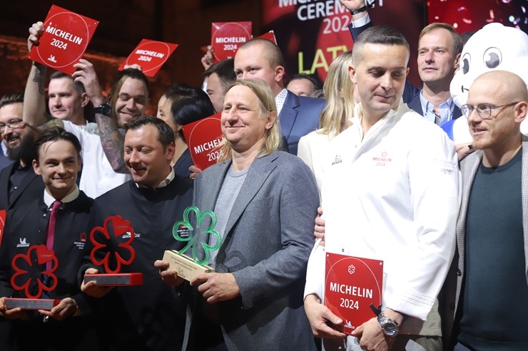Slavenais gardēžu ceļvedis «Michelin Guide» svinīgā ceremonijā nosaka labākos Latvijas restorānus. Foto: Rojs Maizītis Slavenais gardēžu ceļvedis «Michelin Guide» svinīgā ceremonijā nosaka labākos Latvijas restorānus. Foto: Rojs Maizītis 346813