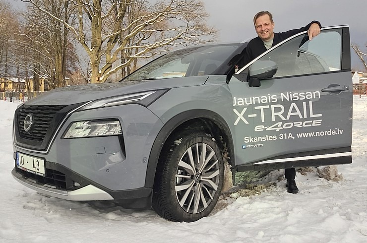 Jānis Deinats, Inta Ruka, Reinis Hofmanis un Travelnews.lv ar Gada Auto 2024 «Nissan X-Trail» dodas uz Ventspili 348305