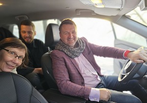 Jānis Deinats, Inta Ruka, Reinis Hofmanis un Travelnews.lv ar Gada Auto 2024 «Nissan X-Trail» dodas uz Ventspili 17