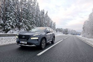 Jānis Deinats, Inta Ruka, Reinis Hofmanis un Travelnews.lv ar Gada Auto 2024 «Nissan X-Trail» dodas uz Ventspili 1