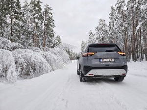 Jānis Deinats, Inta Ruka, Reinis Hofmanis un Travelnews.lv ar Gada Auto 2024 «Nissan X-Trail» dodas uz Ventspili 4