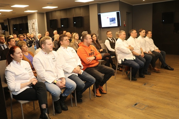 Pavāru kluba 20.gadu jubilejas kopsapulce notiek viesnīcā «Pullman Riga Old Town». Foto: Līga Elsiņa-Zuicena / Aivars Mackevičs Pavāru kluba 20.gadu jubilejas kopsapulce notiek viesnīcā «Pullman Riga Old Town». Foto: Līga Elsiņa-Zuicena / Aivars Mackevičs 348958