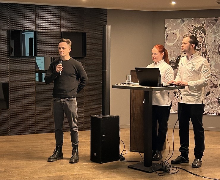 Pavāru kluba 20.gadu jubilejas kopsapulce notiek viesnīcā «Pullman Riga Old Town». Foto: Līga Elsiņa-Zuicena / Aivars Mackevičs Pavāru kluba 20.gadu jubilejas kopsapulce notiek viesnīcā «Pullman Riga Old Town». Foto: Līga Elsiņa-Zuicena / Aivars Mackevičs 348970