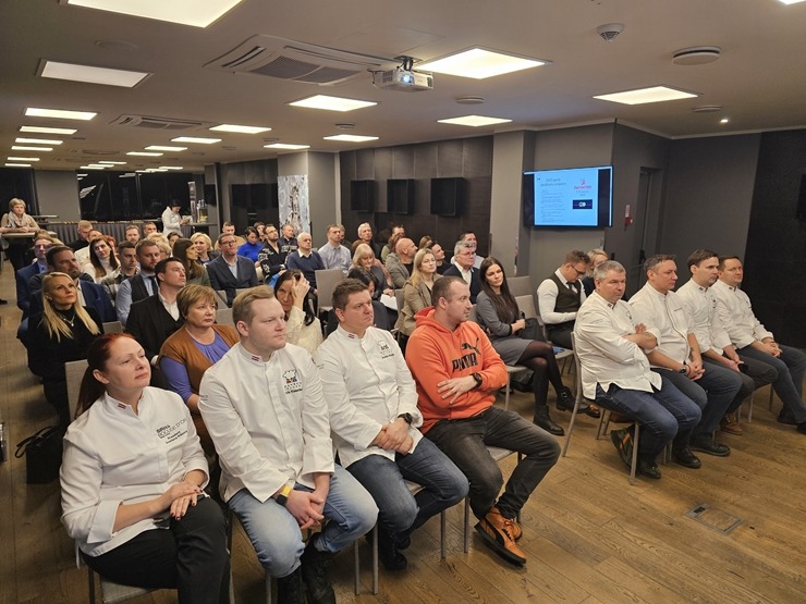 Pavāru kluba 20.gadu jubilejas kopsapulce notiek viesnīcā «Pullman Riga Old Town». Foto: Līga Elsiņa-Zuicena / Aivars Mackevičs Pavāru kluba 20.gadu jubilejas kopsapulce notiek viesnīcā «Pullman Riga Old Town». Foto: Līga Elsiņa-Zuicena / Aivars Mackevičs 348945