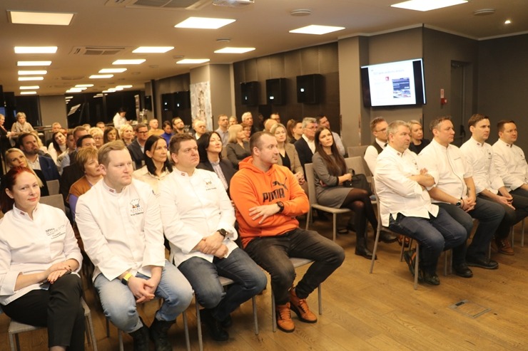 Pavāru kluba 20.gadu jubilejas kopsapulce notiek viesnīcā «Pullman Riga Old Town». Foto: Līga Elsiņa-Zuicena / Aivars Mackevičs Pavāru kluba 20.gadu jubilejas kopsapulce notiek viesnīcā «Pullman Riga Old Town». Foto: Līga Elsiņa-Zuicena / Aivars Mackevičs 348950
