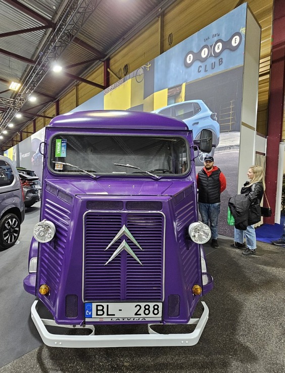 Ķīpsalā pulcējas auto fani uz starptautisko autoindustrijas izstādi «Auto 2024» 352569