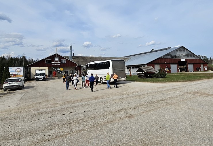 Travelnews.lv sadarbībā ar ALTA apmeklē Igaunijas-Latvijas pierobežā «Nopri» sētas pienotavu 352907