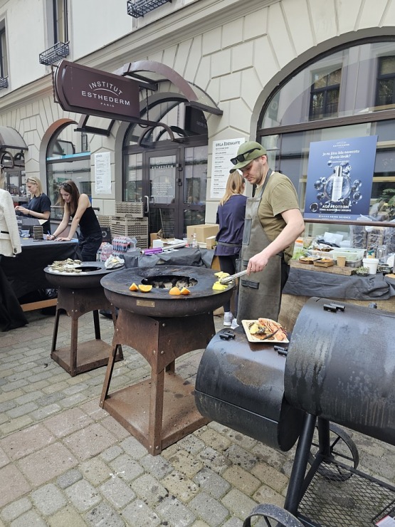 Restorāns «Buržujs»: Rīgas Berga bazārā pulcējas liels skaits gardēžu uz  13.Austeru festivālu 353997