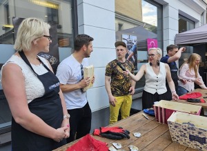 Restorāns «Buržujs»: Rīgas Berga bazārā pulcējas liels skaits gardēžu uz  13.Austeru festivālu 26