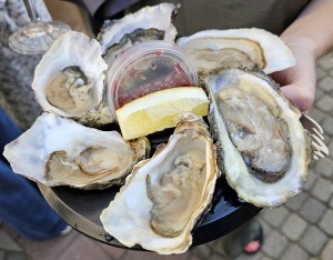 Restorāns «Buržujs»: Rīgas Berga bazārā pulcējas liels skaits gardēžu uz  13.Austeru festivālu 4