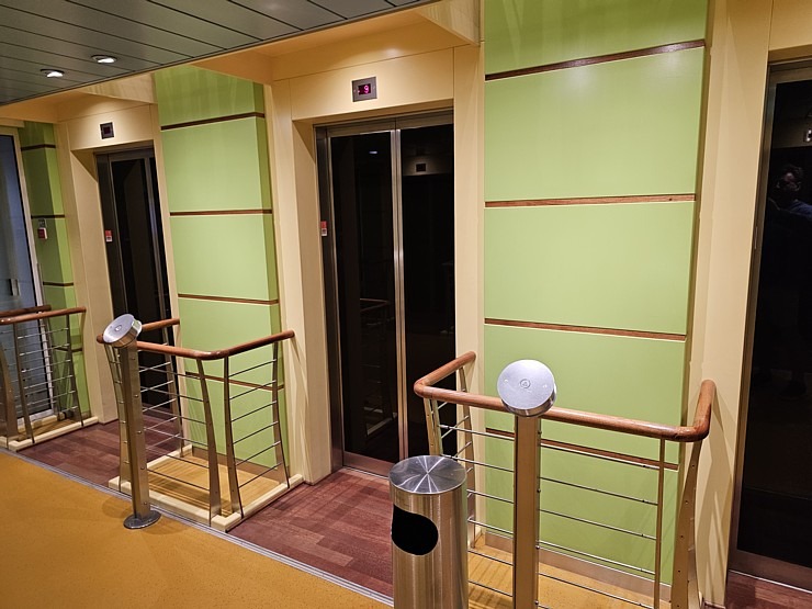 Travelnews.lv iepazīst Rīgas ostā ienākošo 251 metru garo kruīza kuģi «AIDAdiva» ar vācu tūristiem Travelnews.lv iepazīst Rīgas ostā ienākošo 251 metru garo kruīza kuģi «AIDAdiva» ar vācu tūristiem 354562