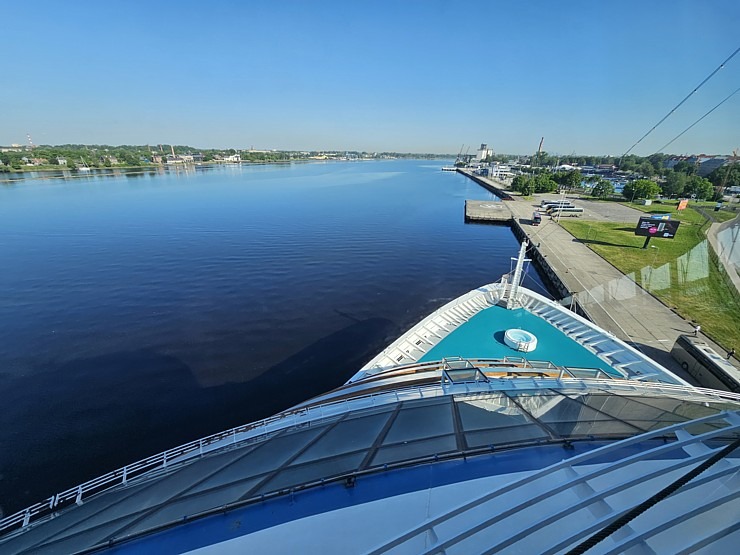 Travelnews.lv iepazīst Rīgas ostā ienākošo 251 metru garo kruīza kuģi «AIDAdiva» ar vācu tūristiem Travelnews.lv iepazīst Rīgas ostā ienākošo 251 metru garo kruīza kuģi «AIDAdiva» ar vācu tūristiem 354533