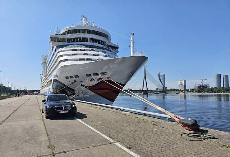 Travelnews.lv iepazīst Rīgas ostā ienākošo 251 metru garo kruīza kuģi «AIDAdiva» ar vācu tūristiem Travelnews.lv iepazīst Rīgas ostā ienākošo 251 metru garo kruīza kuģi «AIDAdiva» ar vācu tūristiem 354581