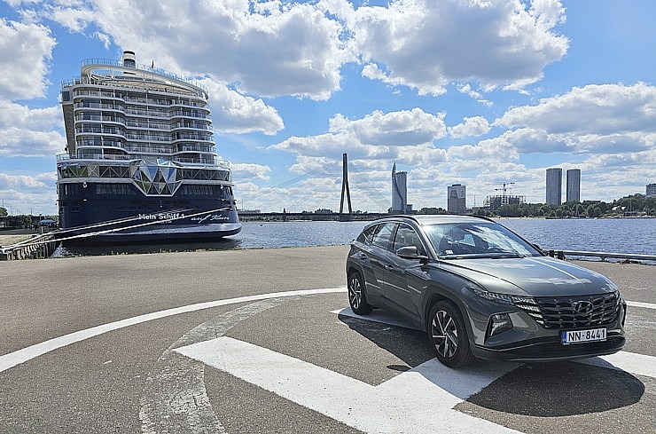 Rīgā ierodas milzīgs kruīza kuģis «Mein Schiff 1», kas pieder pasaules lielākajai tūrisma firmai «TUI» 355657