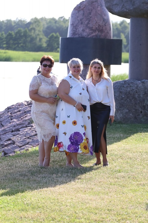 17 gadu jubileju svin Latvijas tūrisma firma «Nikos Travel» uz peldošas terases Lielupē. Foto: Kristiāns Gedus 17 gadu jubileju svin Latvijas tūrisma firma «Nikos Travel» uz peldošas terases Lielupē. Foto: Kristiāns Gedus 356356