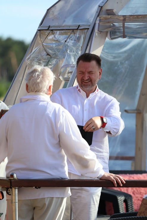 17 gadu jubileju svin Latvijas tūrisma firma «Nikos Travel» uz peldošas terases Lielupē. Foto: Kristiāns Gedus 17 gadu jubileju svin Latvijas tūrisma firma «Nikos Travel» uz peldošas terases Lielupē. Foto: Kristiāns Gedus 356361