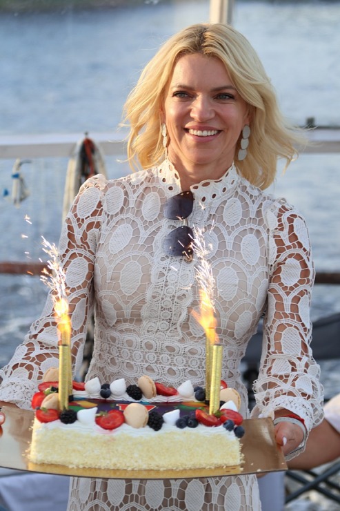 17 gadu jubileju svin Latvijas tūrisma firma «Nikos Travel» uz peldošas terases Lielupē. Foto: Kristiāns Gedus 356342