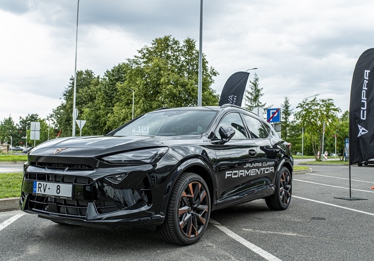 Jaunais «Cupra Formentor» piesaka avangarda dizainu ar modernām tehnoloģijām. Foto: Autobrava.lv 356675