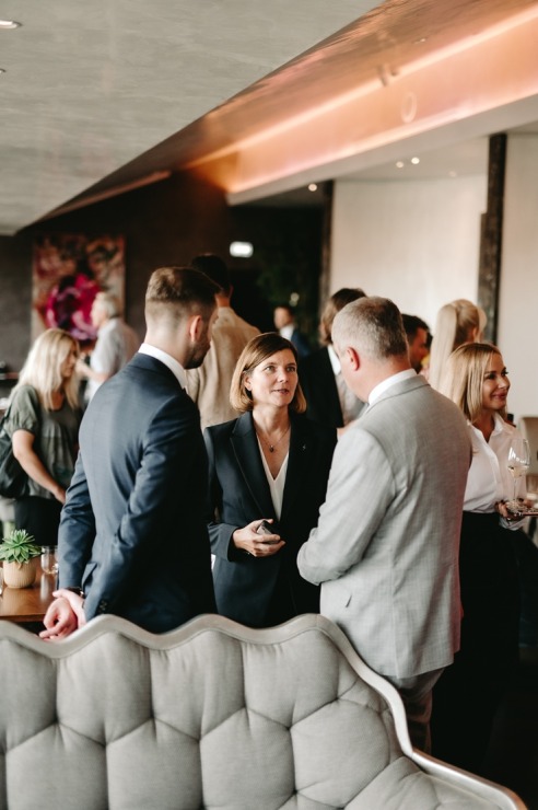 Māksliniece Gundega Dūduma viesnīcā «Grand Hotel Kempinski Riga» atklāj jauno izstādi «Uncovering Hidden Gems». Foto: Grand Hotel Kempinski Riga 356900