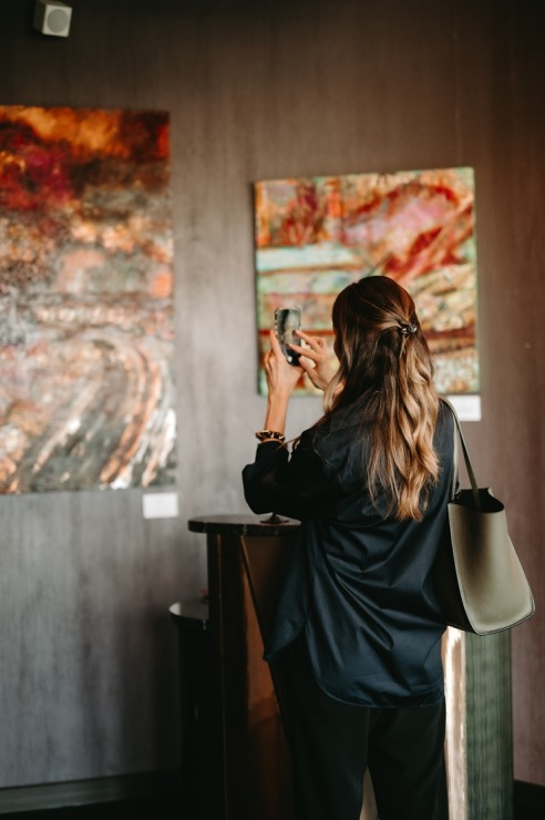 Māksliniece Gundega Dūduma viesnīcā «Grand Hotel Kempinski Riga» atklāj jauno izstādi «Uncovering Hidden Gems». Foto: Grand Hotel Kempinski Riga 356902