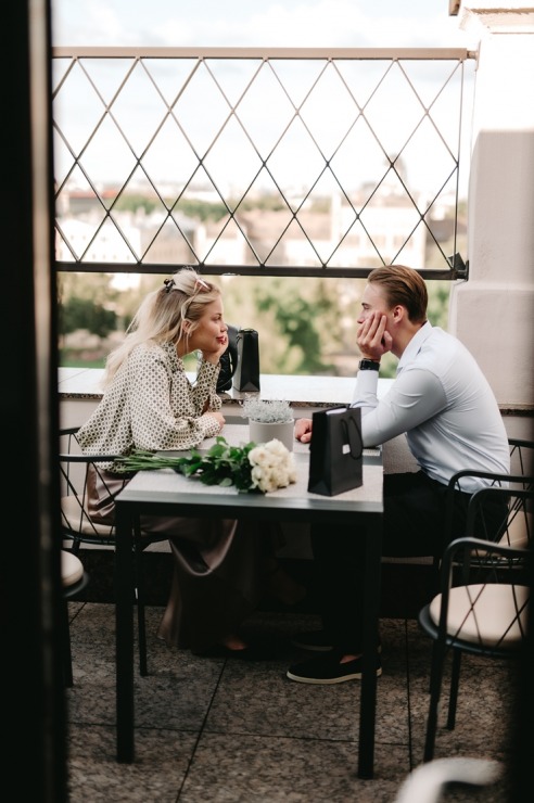 Māksliniece Gundega Dūduma viesnīcā «Grand Hotel Kempinski Riga» atklāj jauno izstādi «Uncovering Hidden Gems». Foto: Grand Hotel Kempinski Riga 356907