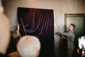 Māksliniece Gundega Dūduma viesnīcā «Grand Hotel Kempinski Riga» atklāj jauno izstādi «Uncovering Hidden Gems». Foto: Grand Hotel Kempinski Riga 1