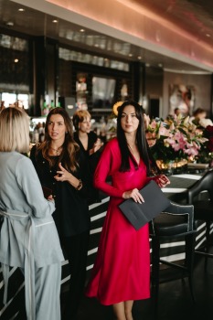 Māksliniece Gundega Dūduma viesnīcā «Grand Hotel Kempinski Riga» atklāj jauno izstādi «Uncovering Hidden Gems». Foto: Grand Hotel Kempinski Riga 16