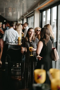 Māksliniece Gundega Dūduma viesnīcā «Grand Hotel Kempinski Riga» atklāj jauno izstādi «Uncovering Hidden Gems». Foto: Grand Hotel Kempinski Riga 28