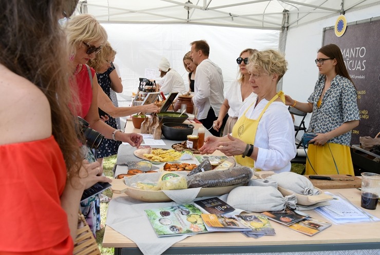 Sklandraušu festivāls Dundagā gaida visus Latvijas tradicionālā mantojuma cienītājus. Foto: Visvaldis Biezbārdis Sklandraušu festivāls Dundagā gaida visus Latvijas tradicionālā mantojuma cienītājus. Foto: Visvaldis Biezbārdis 357171