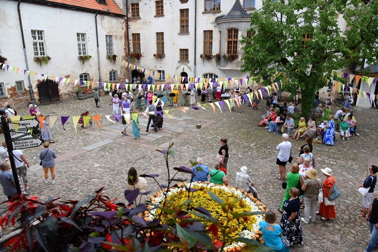 Sklandraušu festivāls Dundagā gaida visus Latvijas tradicionālā mantojuma cienītājus. Foto: Visvaldis Biezbārdis Sklandraušu festivāls Dundagā gaida visus Latvijas tradicionālā mantojuma cienītājus. Foto: Visvaldis Biezbārdis 357172