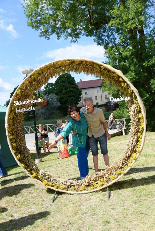 Sklandraušu festivāls Dundagā gaida visus Latvijas tradicionālā mantojuma cienītājus. Foto: Visvaldis Biezbārdis Sklandraušu festivāls Dundagā gaida visus Latvijas tradicionālā mantojuma cienītājus. Foto: Visvaldis Biezbārdis 357173