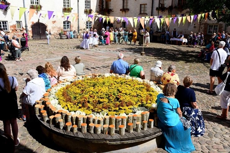 Sklandraušu festivāls Dundagā gaida visus Latvijas tradicionālā mantojuma cienītājus. Foto: Visvaldis Biezbārdis Sklandraušu festivāls Dundagā gaida visus Latvijas tradicionālā mantojuma cienītājus. Foto: Visvaldis Biezbārdis 357174