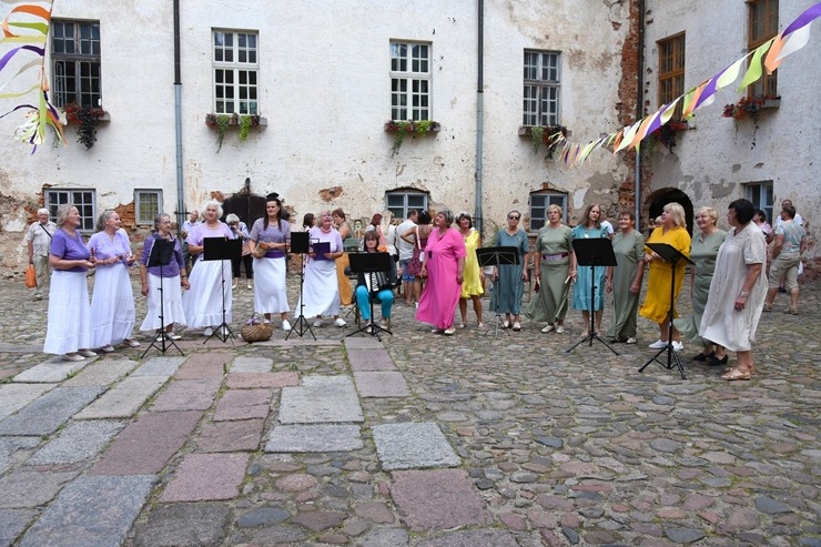 Sklandraušu festivāls Dundagā gaida visus Latvijas tradicionālā mantojuma cienītājus. Foto: Visvaldis Biezbārdis Sklandraušu festivāls Dundagā gaida visus Latvijas tradicionālā mantojuma cienītājus. Foto: Visvaldis Biezbārdis 357176