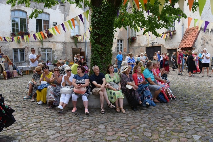 Sklandraušu festivāls Dundagā gaida visus Latvijas tradicionālā mantojuma cienītājus. Foto: Visvaldis Biezbārdis Sklandraušu festivāls Dundagā gaida visus Latvijas tradicionālā mantojuma cienītājus. Foto: Visvaldis Biezbārdis 357177