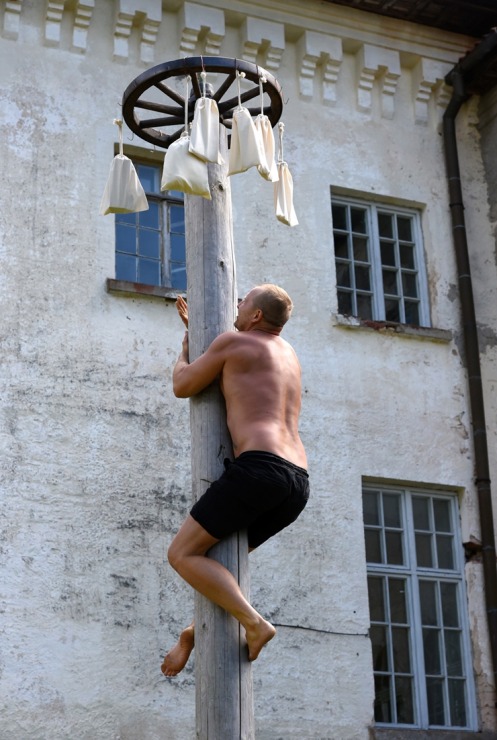Sklandraušu festivāls Dundagā gaida visus Latvijas tradicionālā mantojuma cienītājus. Foto: Visvaldis Biezbārdis Sklandraušu festivāls Dundagā gaida visus Latvijas tradicionālā mantojuma cienītājus. Foto: Visvaldis Biezbārdis 357179