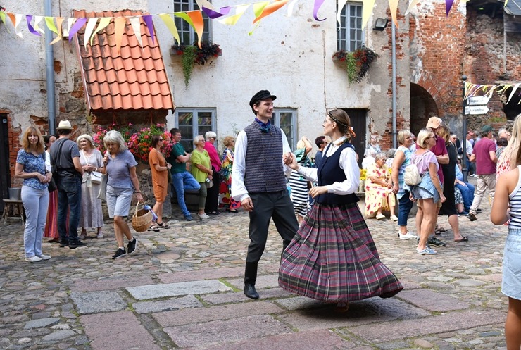 Sklandraušu festivāls Dundagā gaida visus Latvijas tradicionālā mantojuma cienītājus. Foto: Visvaldis Biezbārdis Sklandraušu festivāls Dundagā gaida visus Latvijas tradicionālā mantojuma cienītājus. Foto: Visvaldis Biezbārdis 357180