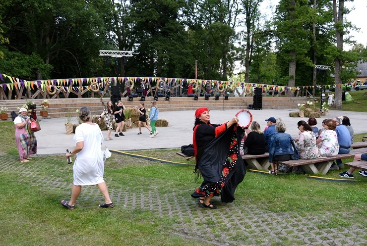 Sklandraušu festivāls Dundagā gaida visus Latvijas tradicionālā mantojuma cienītājus. Foto: Visvaldis Biezbārdis Sklandraušu festivāls Dundagā gaida visus Latvijas tradicionālā mantojuma cienītājus. Foto: Visvaldis Biezbārdis 357184